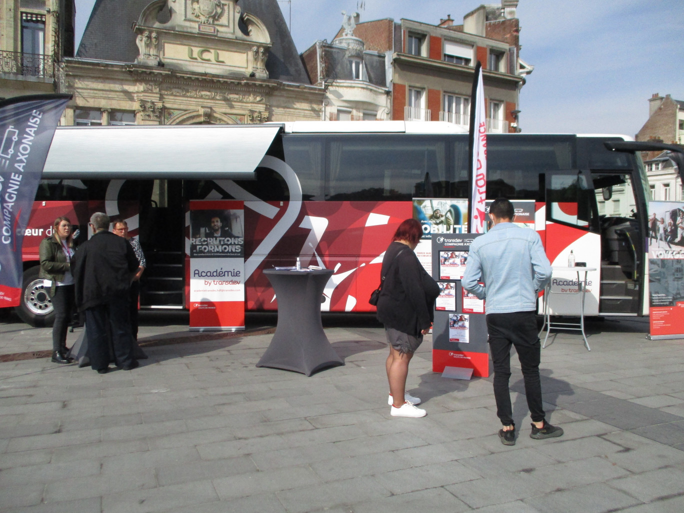 Le "car emploi" était de retour à Saint-Quentin, sur la place de l’hôtel-de-ville le 10 mai dernier, pour le Village du Transport, après avoir été officiellement inauguré au quartier Europe. 