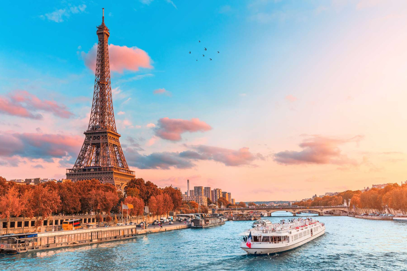 Sur les bateaux promenade à Paris, environ la moitié des clients proviennent des autres régions françaises et les étrangers sont majoritairement européens.(c)AdobeStock