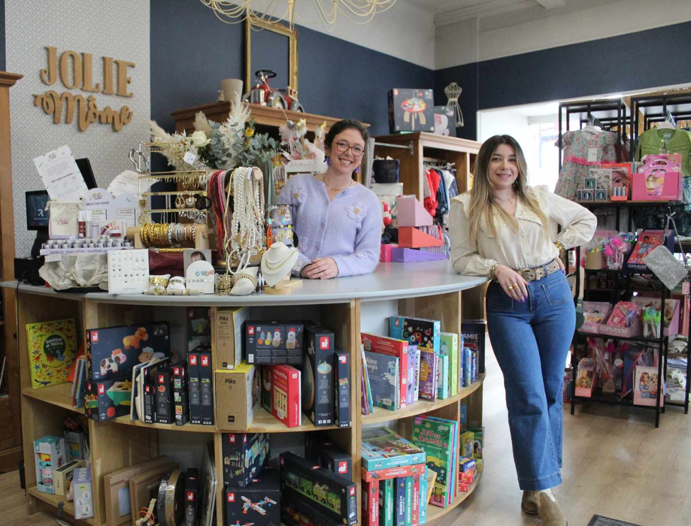 Charlotte Carpentier (à gauche) a créé la boutique Joli-Môme à Guise en 2017. Elle la gère en binôme avec sa salariée Anaïs Muller.