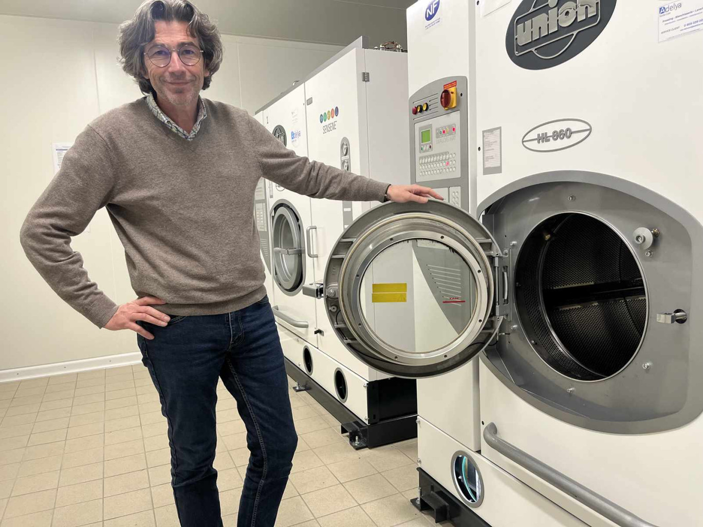 Michel Richard, PDG du groupe Altice, a mis au point un procédé de lavage des gants professionnels et installé un atelier à Viry-Noureuil.