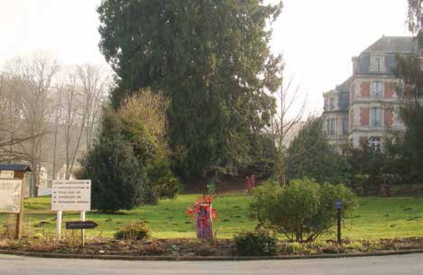 L’institut Charles-Quentin se trouve au pied du château de Pierrefonds, dans un parc splendide de treize hectares.