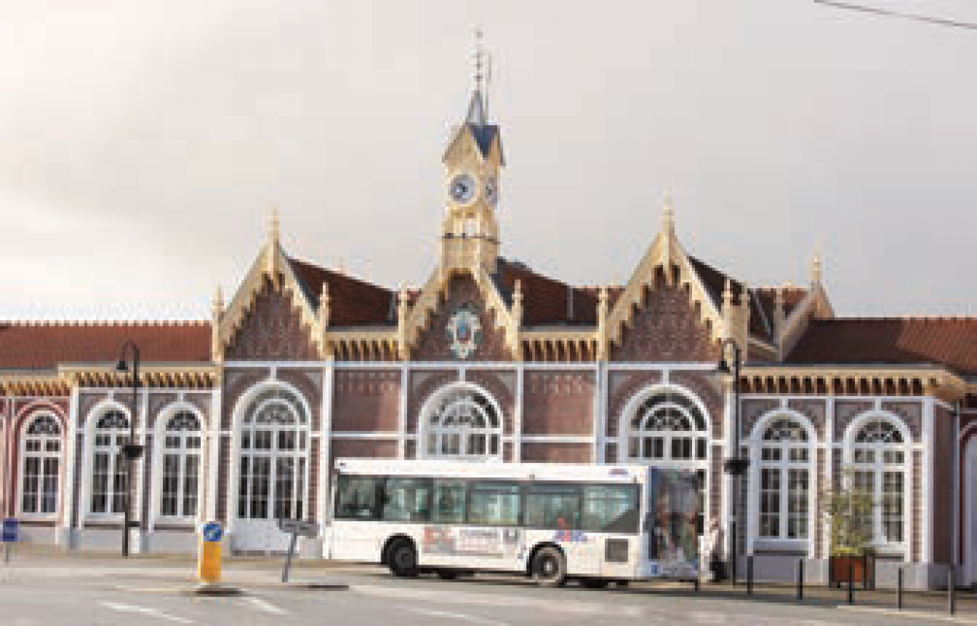 La gare d’Abbeville est séparée du centre par la Somme et un boulevard.