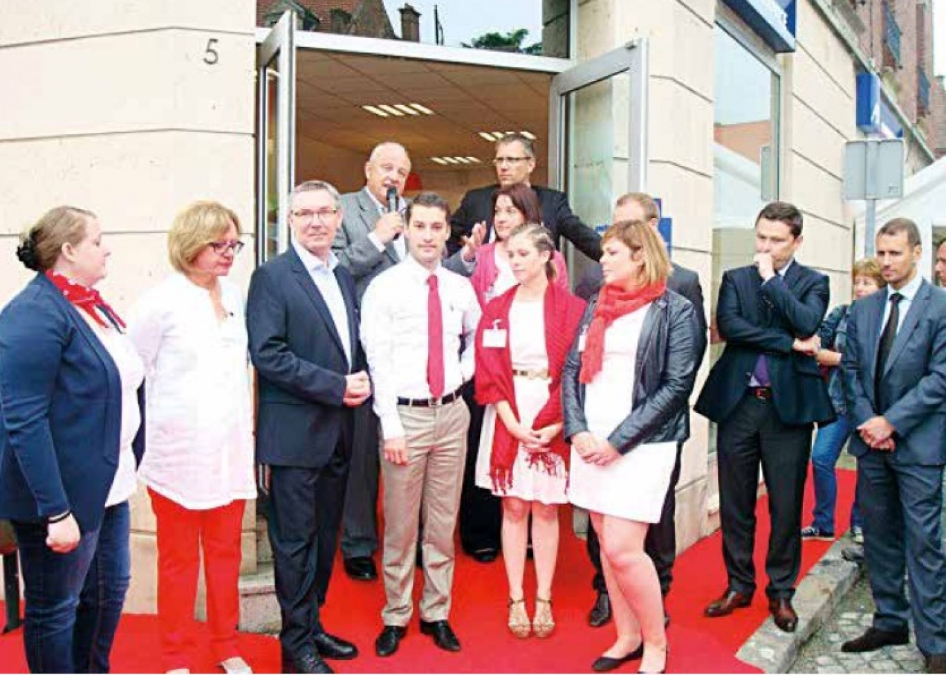 Thierry Méresse entouré de ses associés et collaborateurs de Noyon présente les nouveaux services de banque aux invités.
