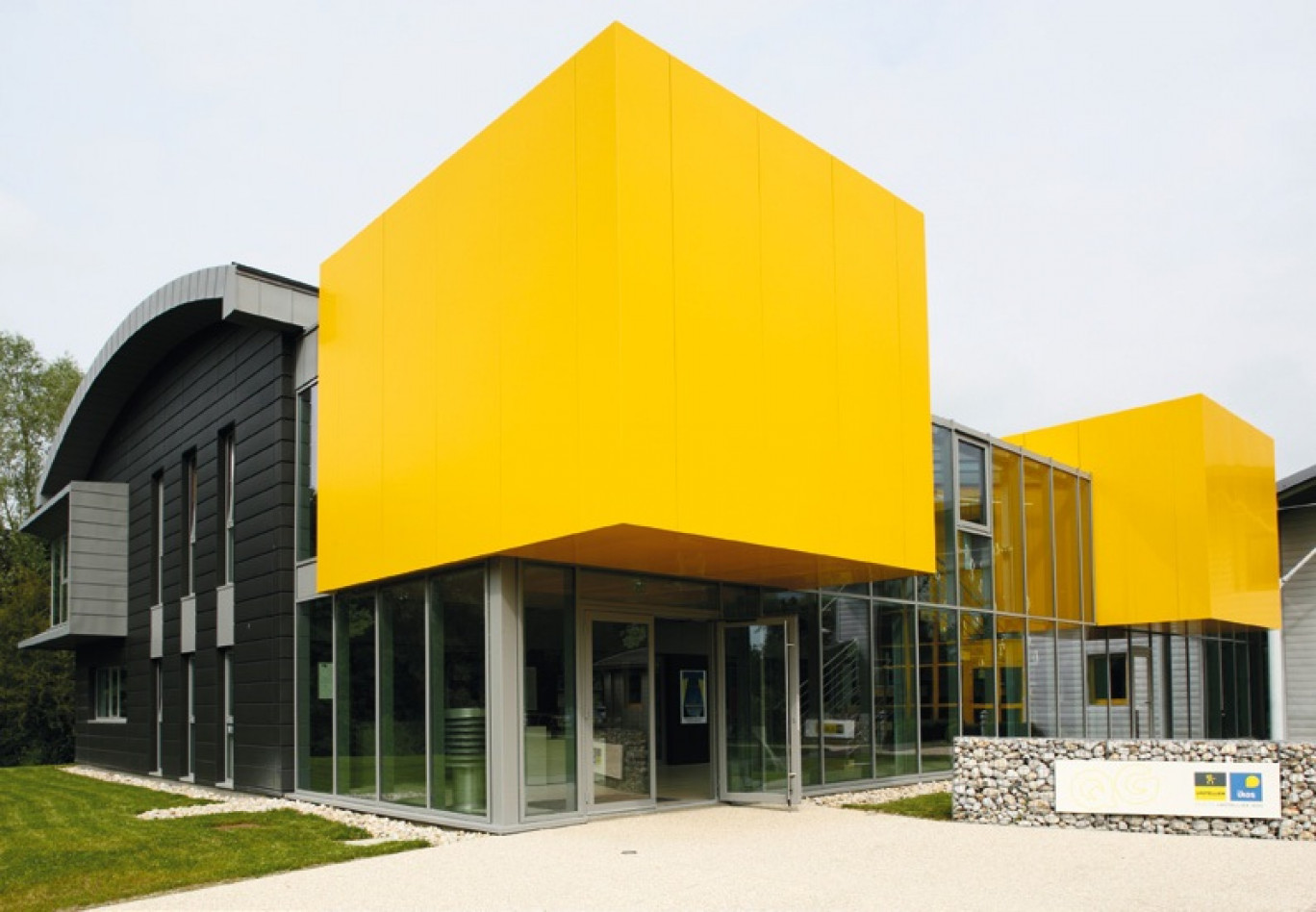 Le siège du groupe Lhotellier, inauguré en 2013, à Blangy-sur-Bresle, fait la part belle à la très haute performance énergétique. 