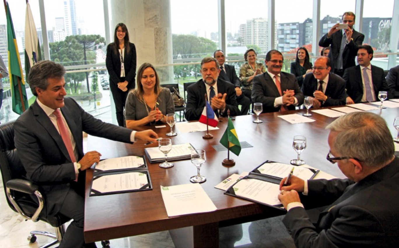 Carlos Alberto Richa (à g.), gouverneur de l'État du Paraná, et Claude Gewerc (à d. de dos), président de la région Picardie, ont formalisé près de trente années d'échanges informels.