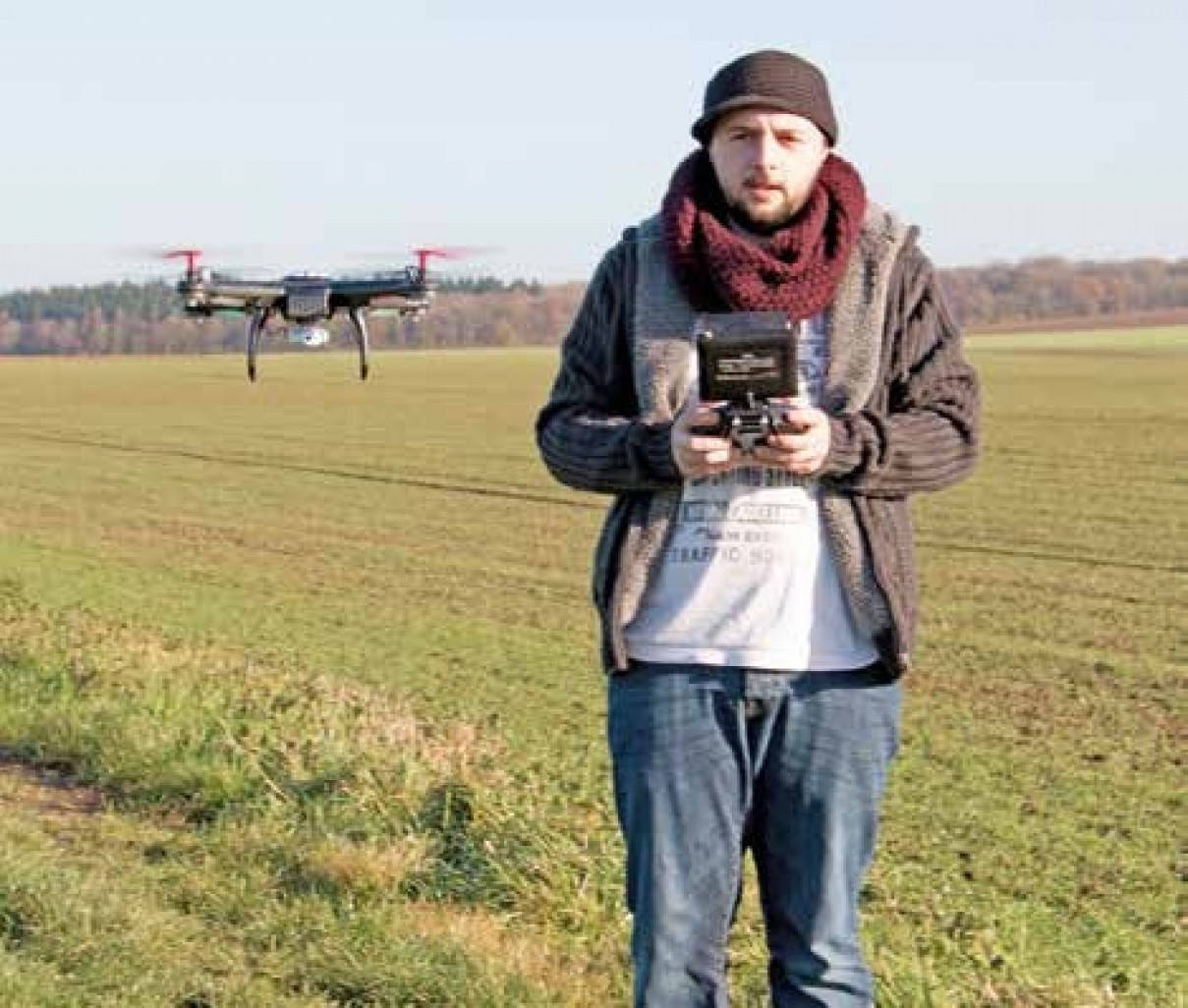 Yann Romby en train de piloter son drone.