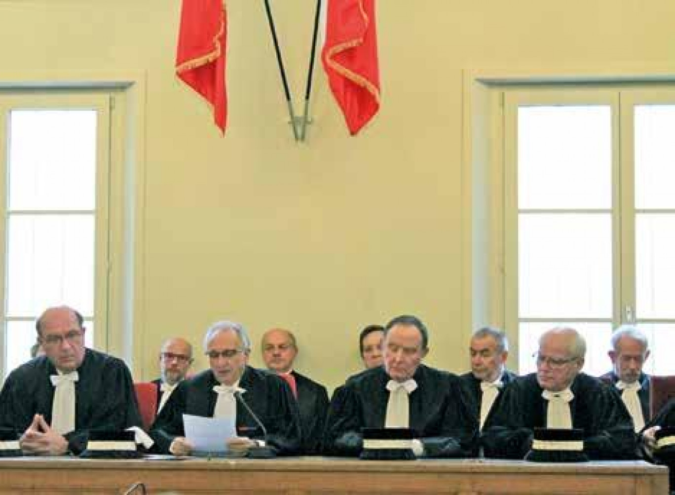 Le président Jean-Michel Cassel entouré des juges consulaires.