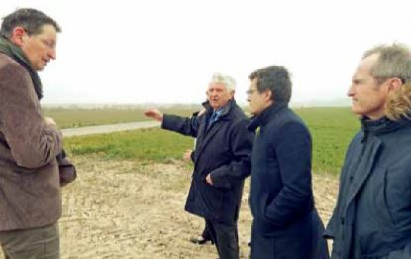 De g. à d. : Le président du Pays Neslois, le vice-président de Région Gérald Darmanin et le député Stéphane Demilly sont allés sur le terrain voir l’implantation des projets.