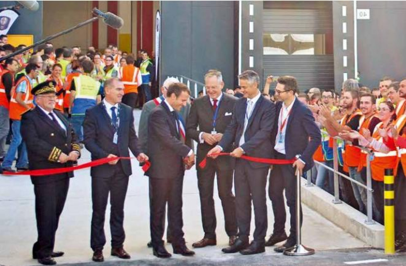 Emmanuel Macron coupe le ruban et inaugure le cinquième site français du géant américain du e-commerce.