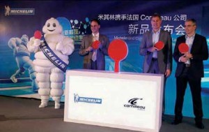 A gauche, Michel Zany, président de Cornilleau, avec son consultant Jean-Philippe Gatien (et ancien champion du monde). Ils présentaient ce 15 mai dernier à Shanghai les nouvelles raquettes Cornilleau qui seront présentes sur 400 points de vente en Chine.