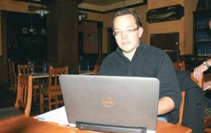 Grégory Philippon répondant aux questions entre deux mails professionnels.