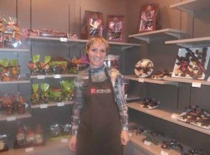 Delphine Verfaillie, souriante dans sa nouvelle boutique.