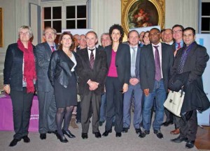 Photo de groupe avec quelques signataires de la charte. Lutter contre les discriminations Courant décembre, la salle des fêtes de l’hôtel de ville d’Amiens accueillait l’étape régionale du Tour de France de la charte de la diversité. 