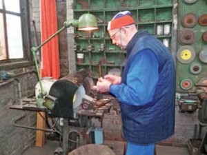 François Beguyn, outilleur depuis plus de 30 ans, fabrique les pièces qui iront dans la machine.