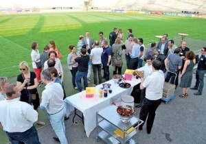 Petite pause des jeunes dirigeants lors du cocktail au bord du terrain de l’ASC.