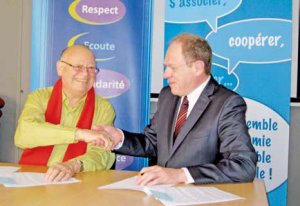 Alain Subts, président de la Cress Picardie et Jean-Paul Lejeune, directeur de l’Urssaf Picardie, main dans la main pour un partenariat de cinq ans.