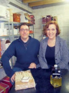 Éric et Paola Dalla Rocca stockent leurs produits dans leur entrepôt avant de les livrer à leurs clients.
