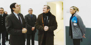 Jean-François Cordet, préfet de région, Hugues Francomme, maire de Méaulte, et Stéphane Demilly, député-maire d’Albert, visitent le nouveau bâtiment de Figeac aéro.
