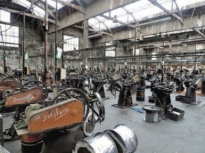 Trois ouvriers travaillent encore sur ces machines construites entre 1890 et 1925. 