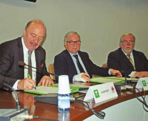 Claude Gewerc et Alain Gest signent le Contrat territorial d’objectifs du Pays du Grand Amiénois.