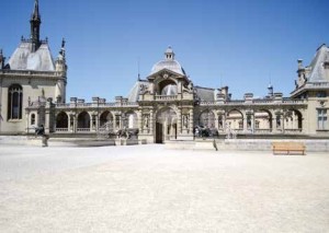 Le château du Domaine de Chantilly abrite le musée Condé qui est le plus visité de Picardie avec près de 450 000 visiteurs en 2014. 