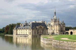 Les lieux de culture, comme le château de Chantilly, participent au rayonnement touristique de la région.