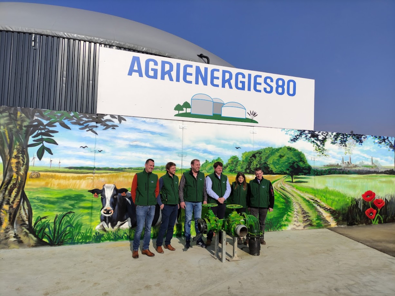 Hubert Dehaspe, Florian Dreue, Arnaud Gellynck, Sébastien Lhermitte, Céline et Frédéric Mahieus devant l'entrée du site de méthanisation agricole.