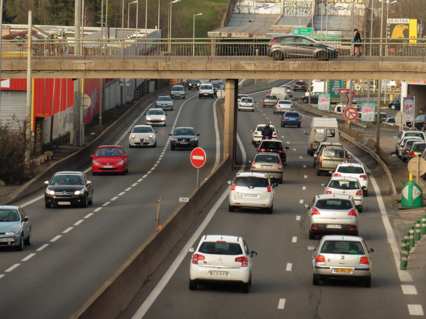 Les secteurs populaires sont plus souvent striés par des voies rapides ( ici, à Saint-Étienne) qui interdisent le passage, à pied, d’un quartier à l’autre. (c) Olivier Razemon