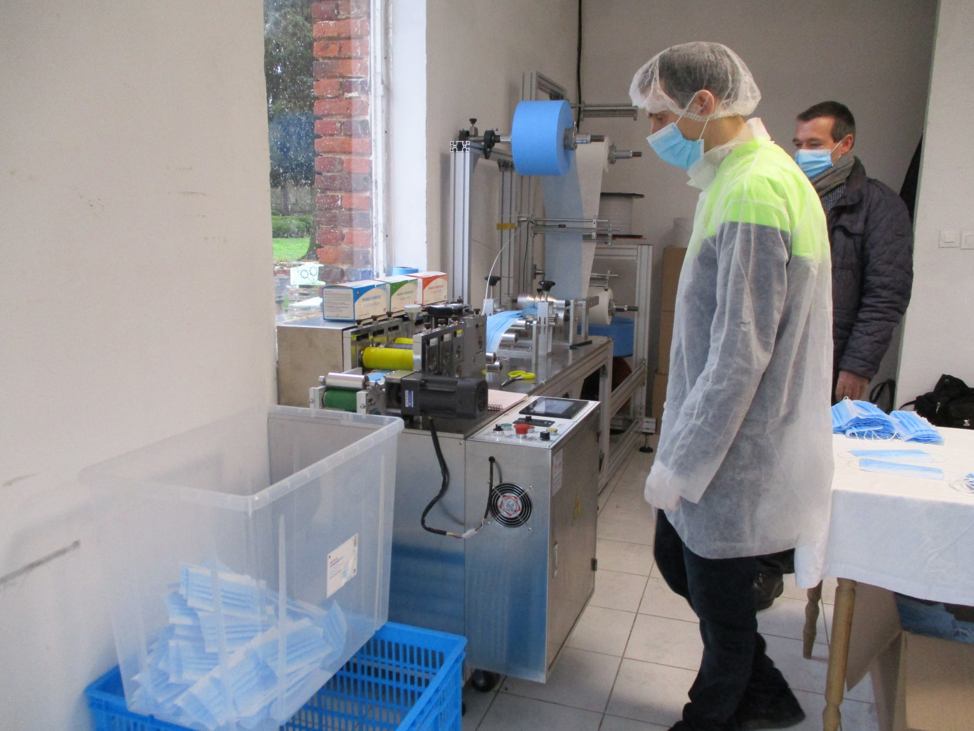 L'arrivée de la nouvelle machine à fabriquer les masques a permis d'augmenter la production pour faire face à la demande.