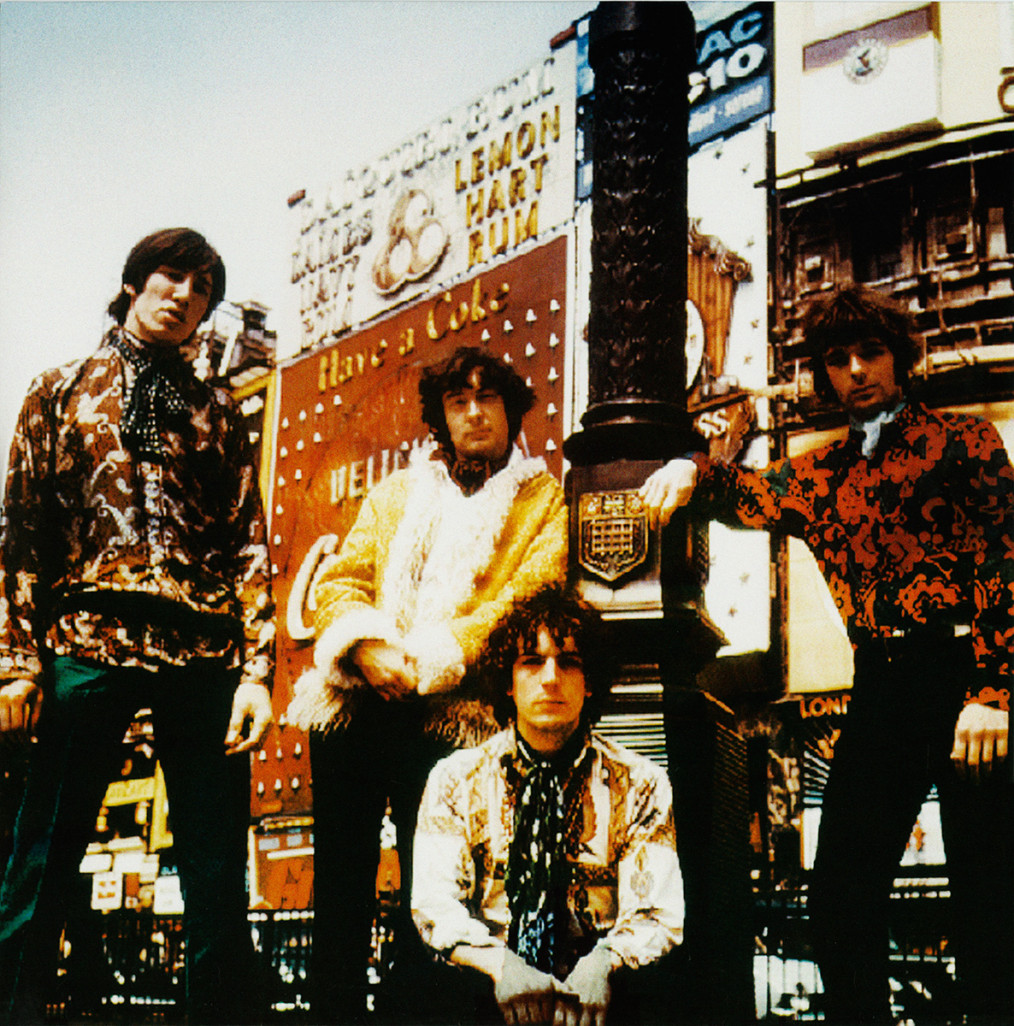 Pink Floyd en 1967 avec Syd Barrett (au premier plan) entouré de Roger Waters, Nick Mason et Richard Wright. © DR