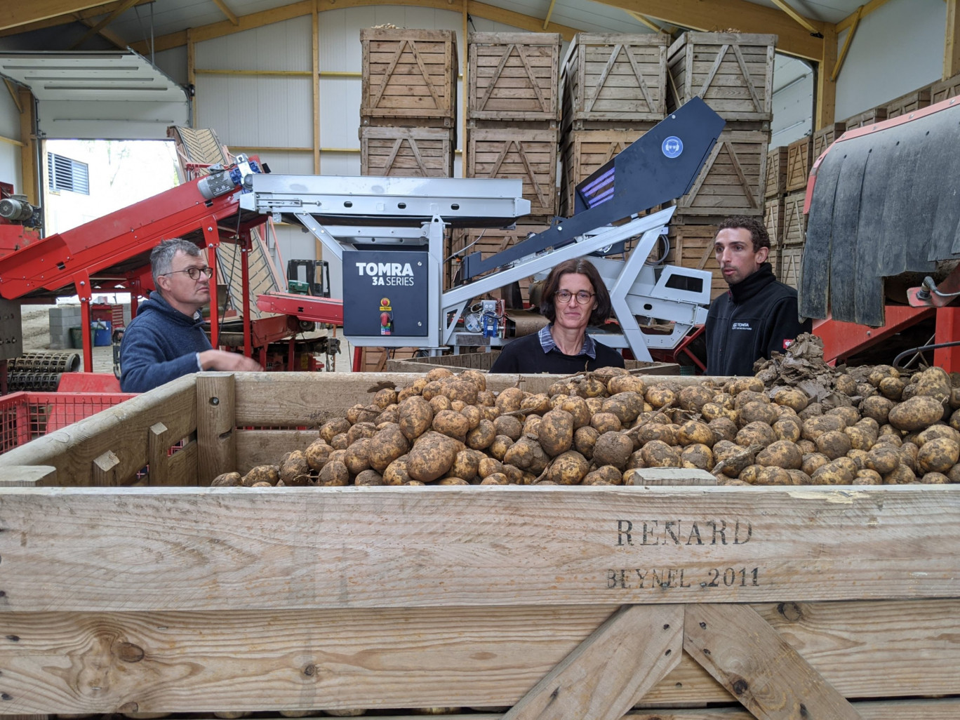 La Tomra 3A traite 30 tonnes/heure. En 30 minutes, un semi-remorque peut embarquer une marchandise de qualité, triée avec soin.