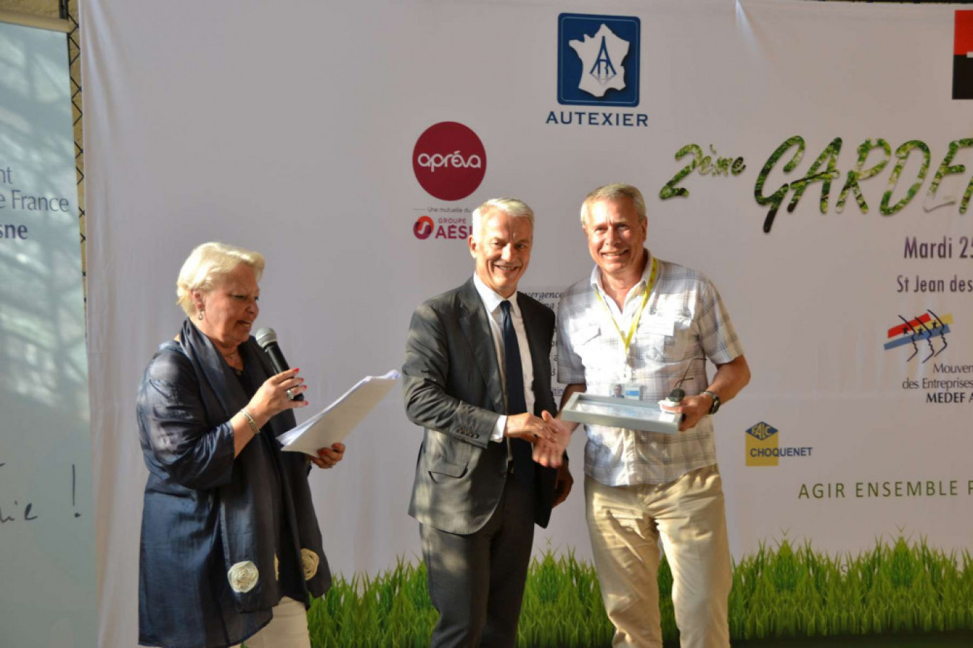 Le président délégué du Medef Patrick Martin (au centre), invité de la Garden Party de 2019 avec (à g.) Pascale Sebille.