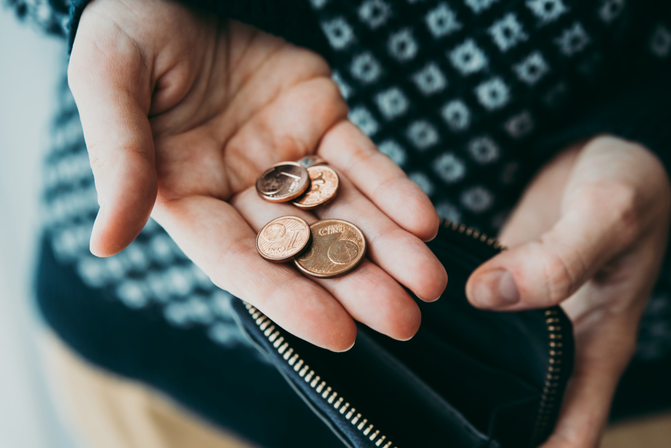 La pandémie pourrait aboutir à une baisse du taux de la pauvreté, mais il s'agirait alors d'un trompe-l’œil statistique, pointe le rapport de l'Observatoire des inégalités. (c)AdobeStock