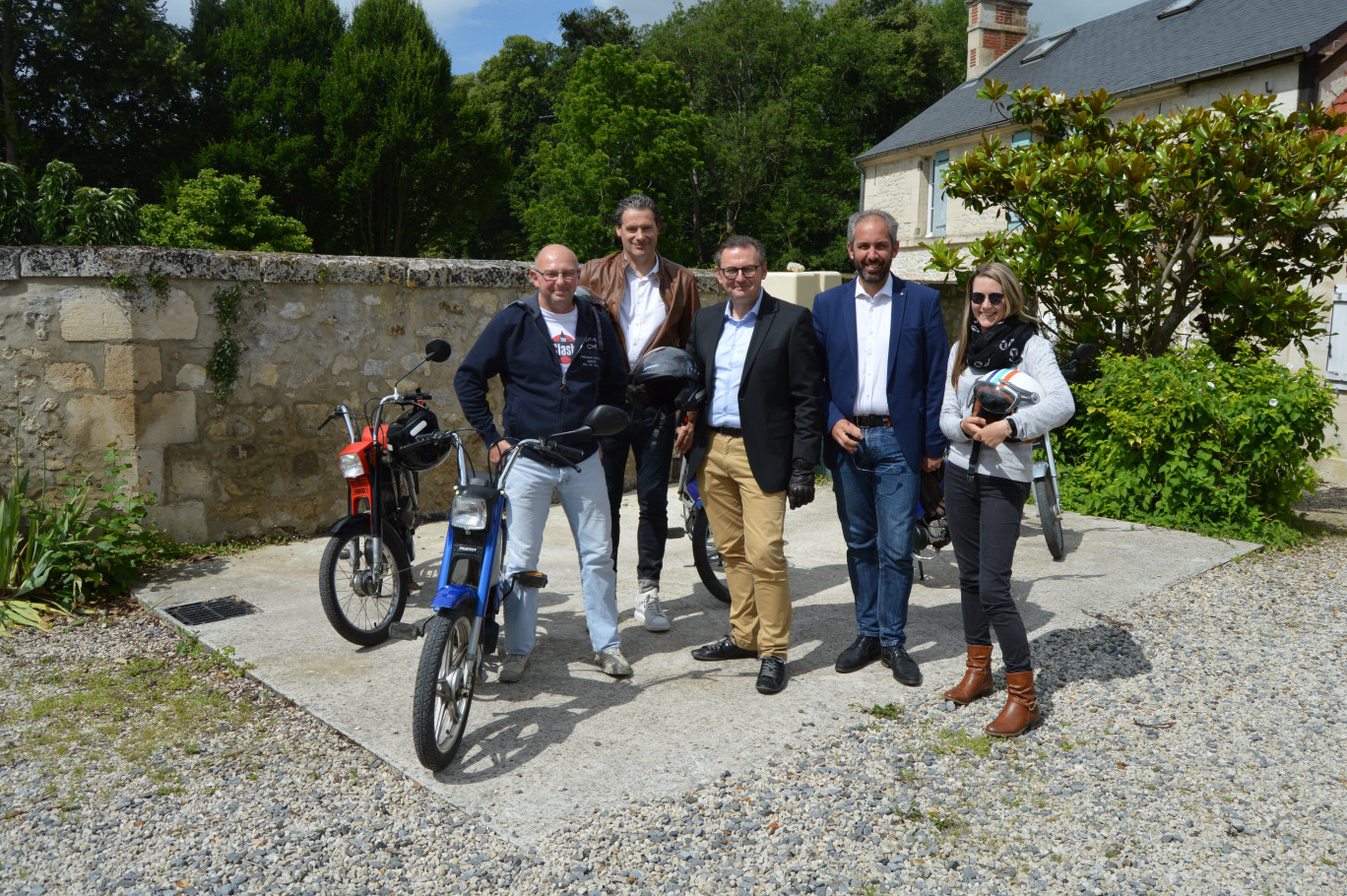 Frédéric Leturque et Jean-Pierre Gold prêts à découvrir la Vallée de l'automne, à mobylette. 