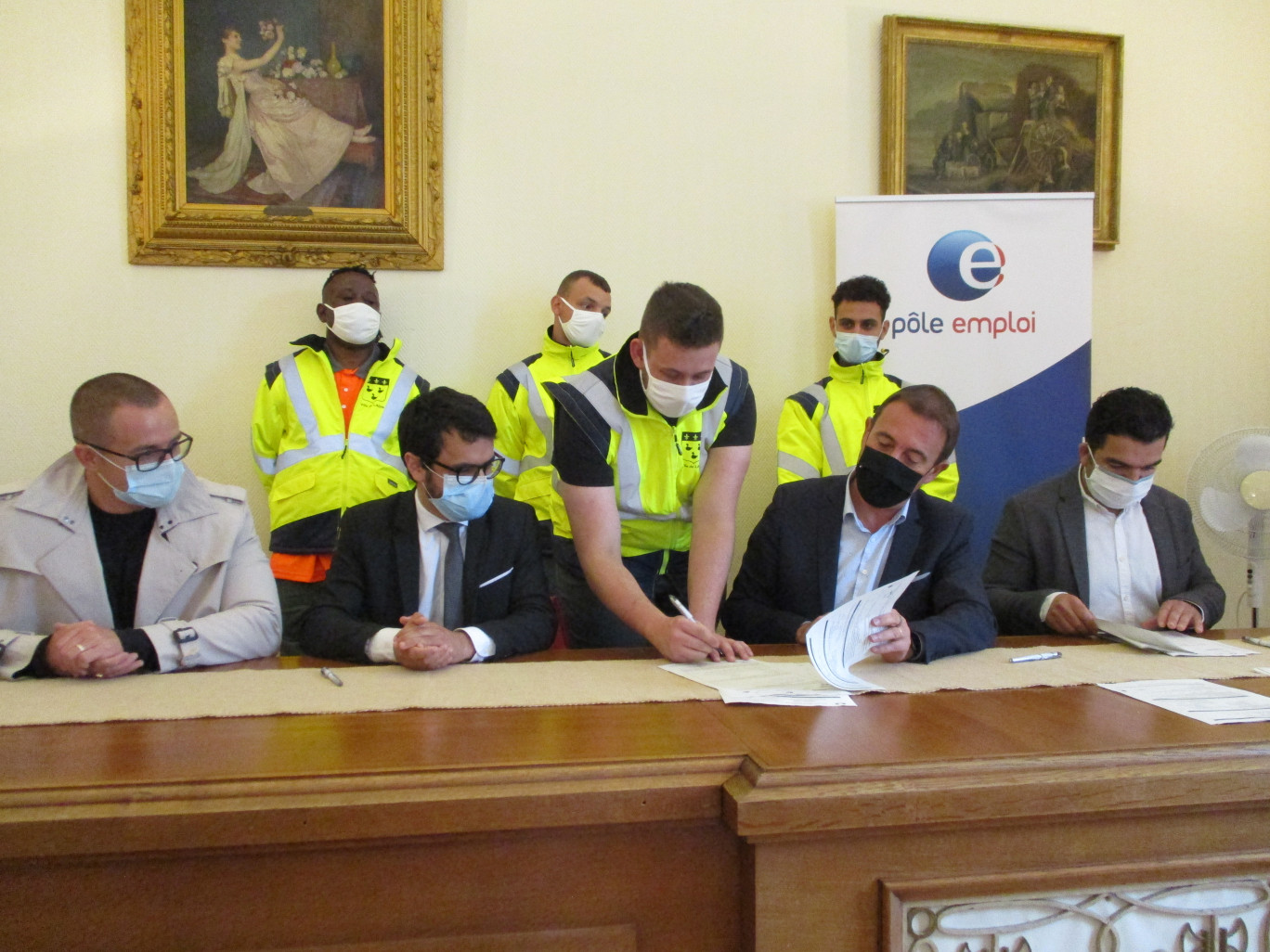Signature officielle de leur contrat PEC dans les salons de l’hôtel-de-ville pour les quatre nouveaux agents municipaux.