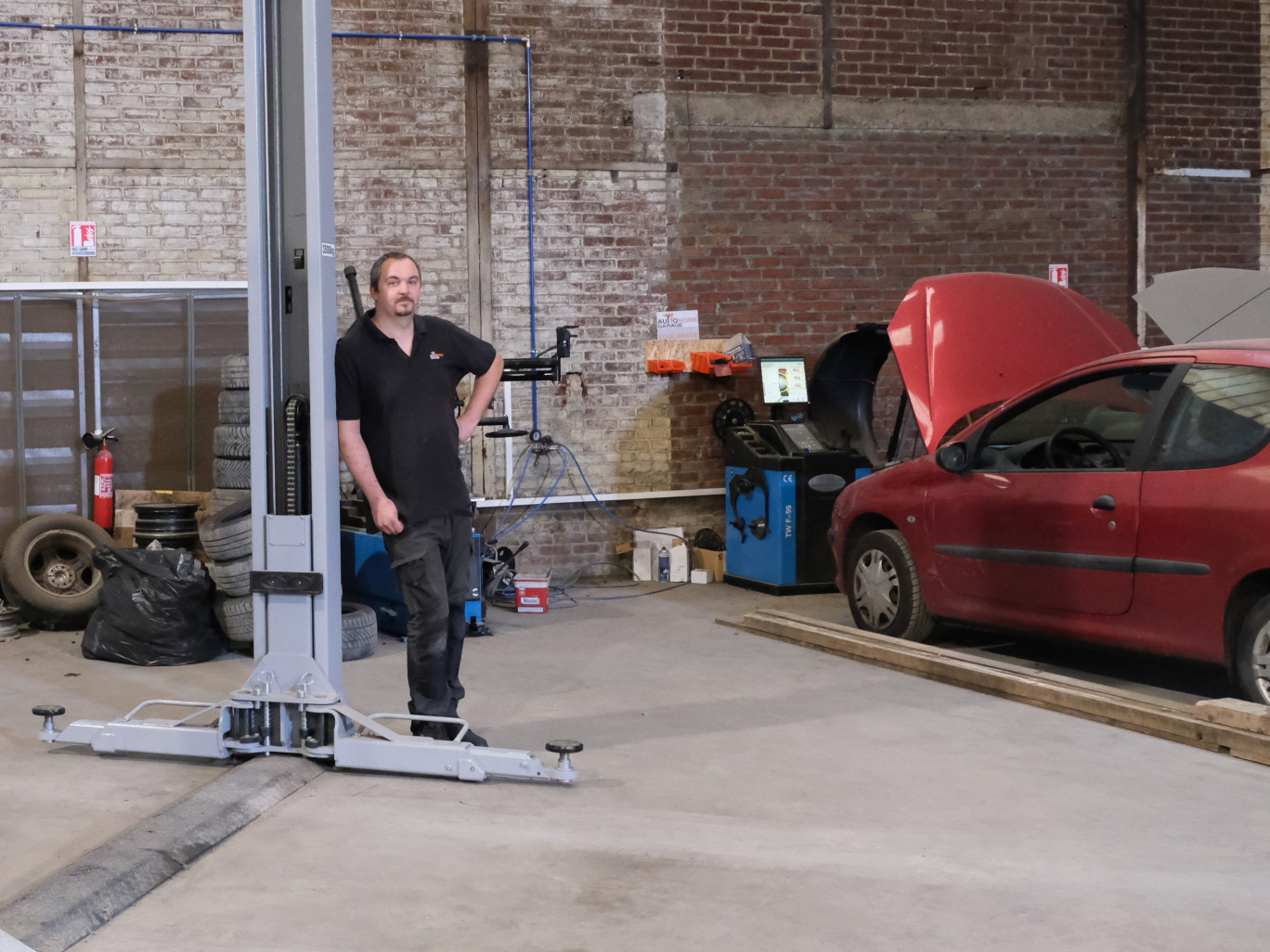 Le garage en libre-service a ouvert en octobre dernier à Chauny. Le patron, François Rdzanek, aime le contact direct avec la clientèle, qu’il avait moins quand il travaillait en concession. (© Aletheia Press / E.Castel)