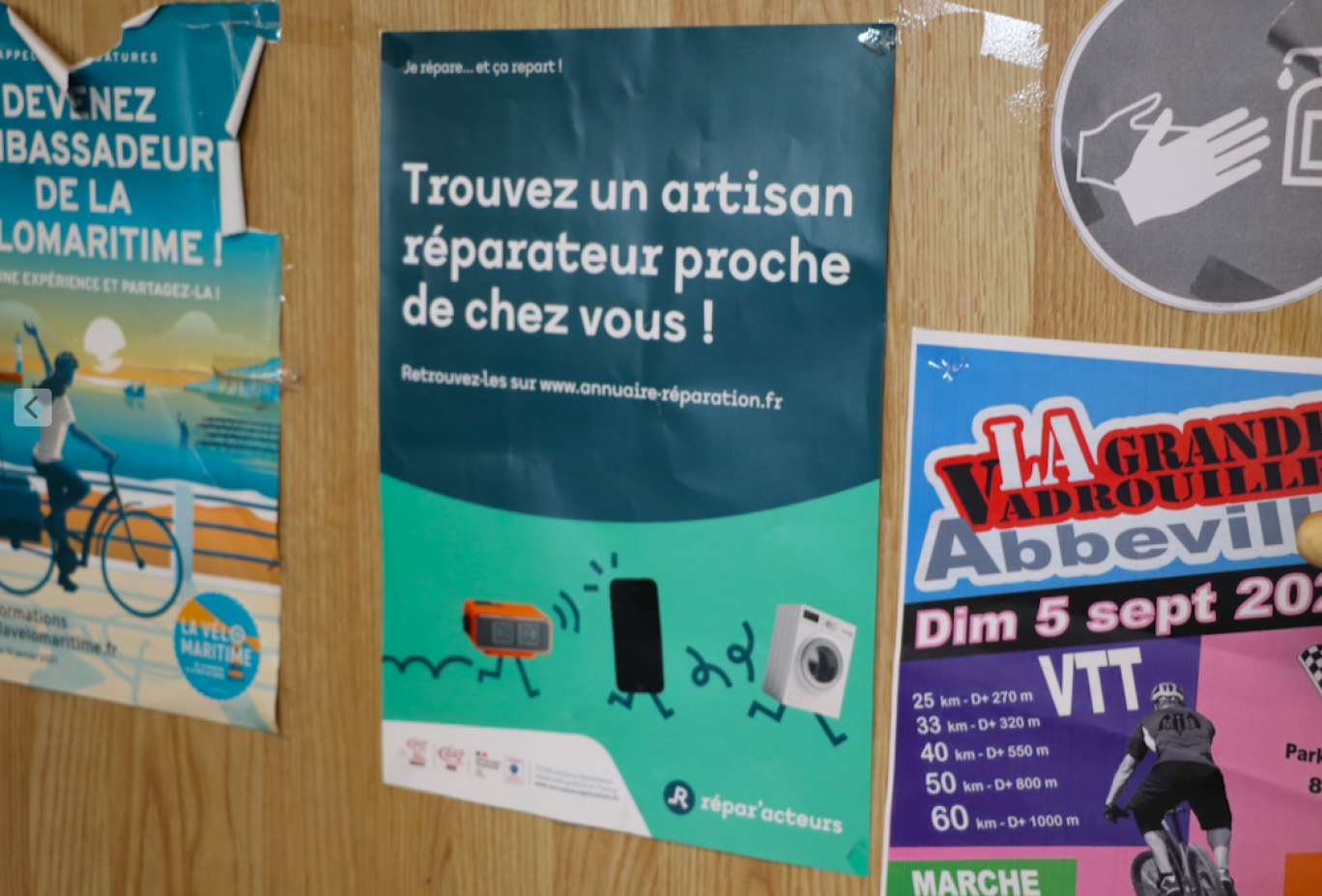 La charte des Répar’acteurs est affichée dans la boutique.