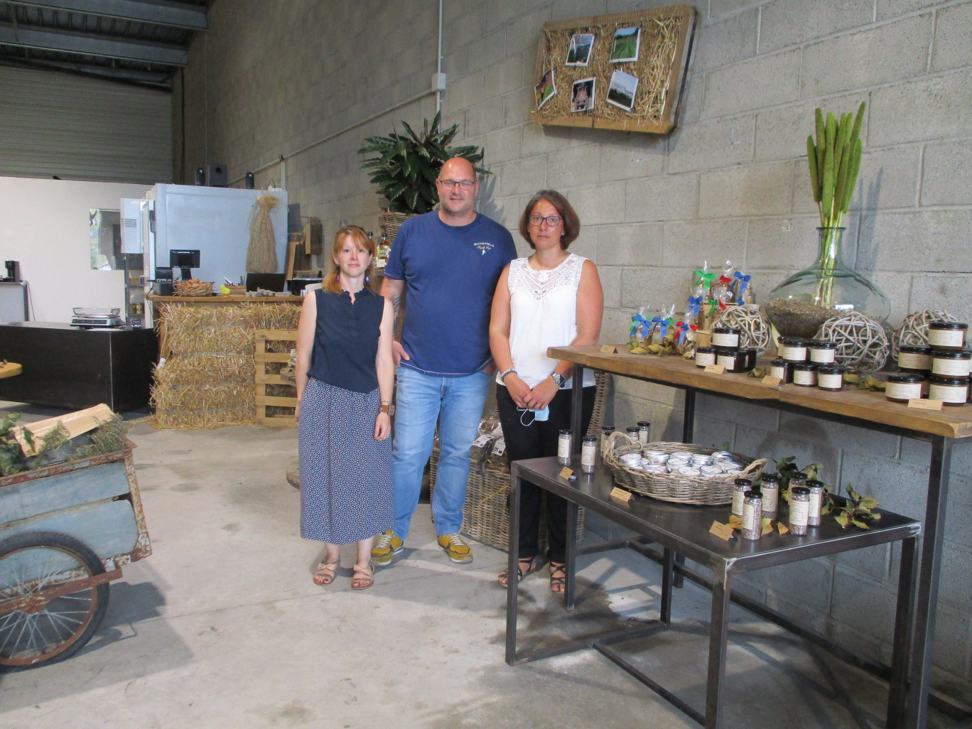 Le chef nordiste aujourd’hui étoilé, aux côtés de son équipe de l’épicerie M’Amour de Viry-Noureuil. 