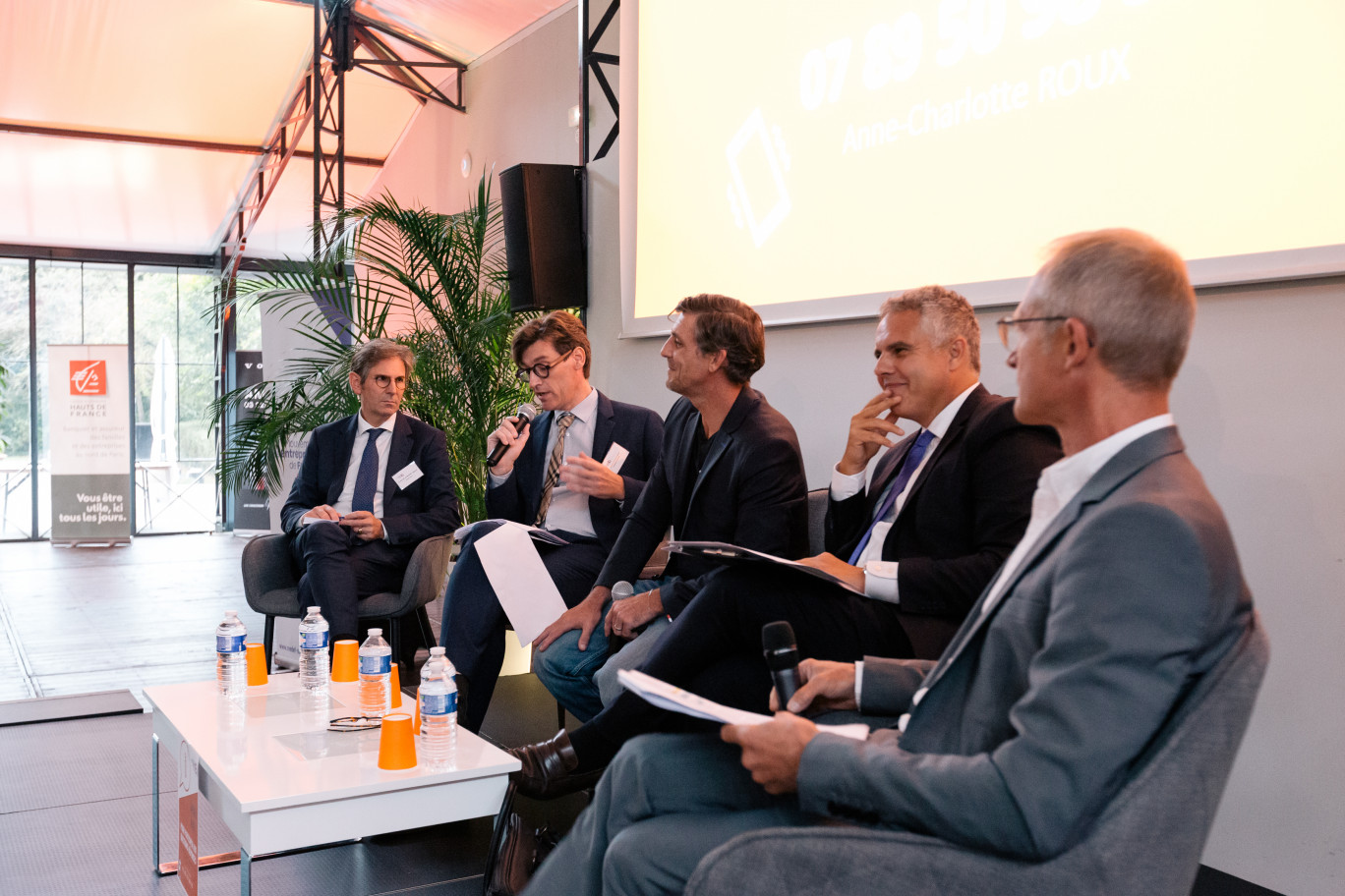 La table ronde était animée par Pierre-David Vignolle, avocat au Chemin moderne (2e en partant de la g.) avec à sa droite le président du Medef Somme Stephan de Butler, et les trois intervenants : Michel Meunier, Eroll Cohen et Frédéric Delloye.