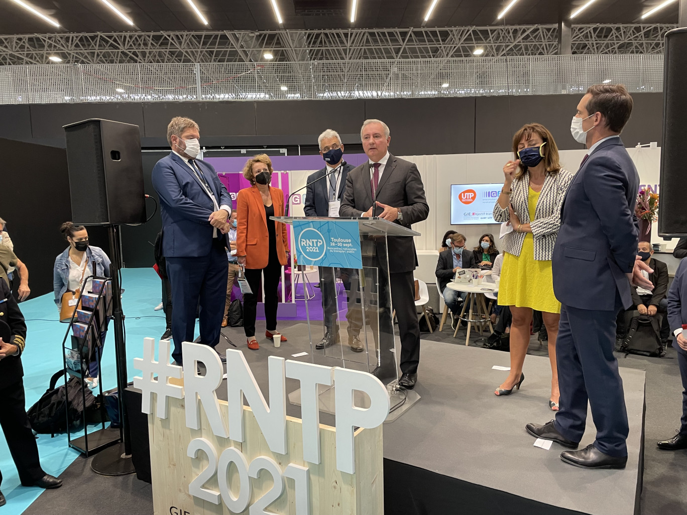 De g. à d. : Louis Nègre, président du Gart, JL Moudenc, maire de Toulouse, Carole Delga, présidente des Régions de France, JB Djebbari, ministre des Transports. (c)Olivier Razemon pour DSI