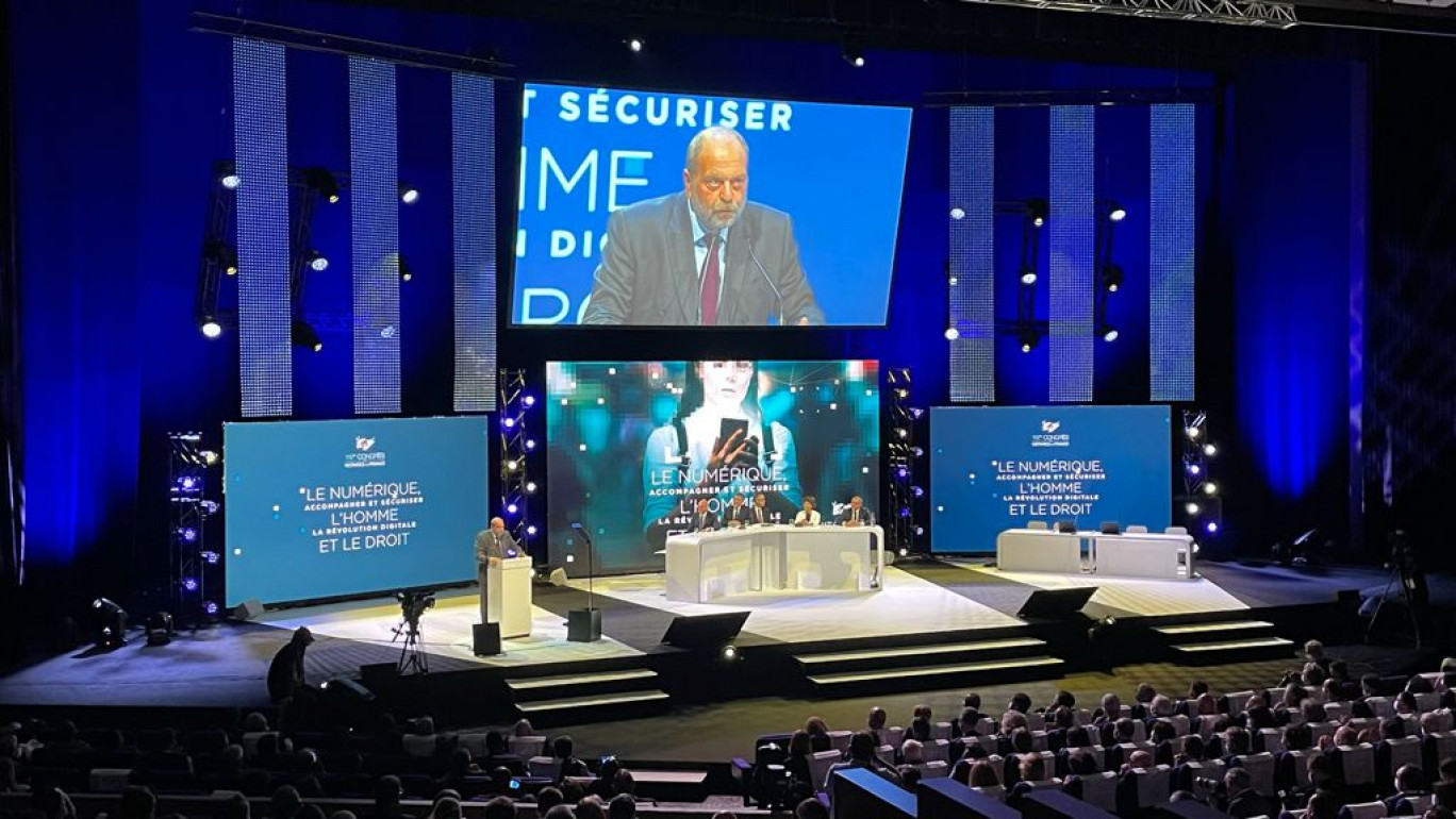 Éric Dupond-Moretti, garde des Sceaux, à la tribune du 117e congrès des Notaires de France. © CSN