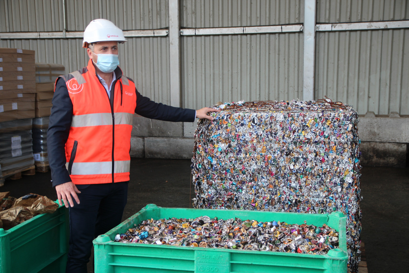 Une fois triées, les capsules sont compactées en balles et expédiées en Allemagne pour un recyclage à 100 %. (© Aletheia Press / B.Delabre)