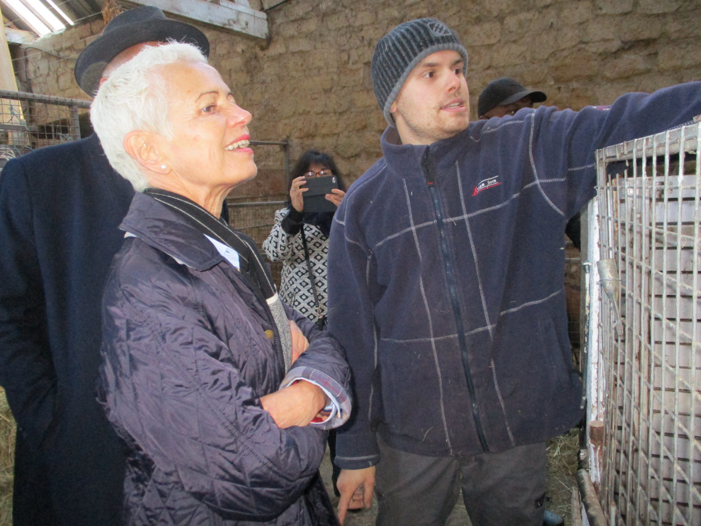 À la Ferme de Moyembrie, les résidents ont eux-mêmes expliqué leur travail à la ministre déléguée à l’insertion, comme ici dans la chèvrerie. 