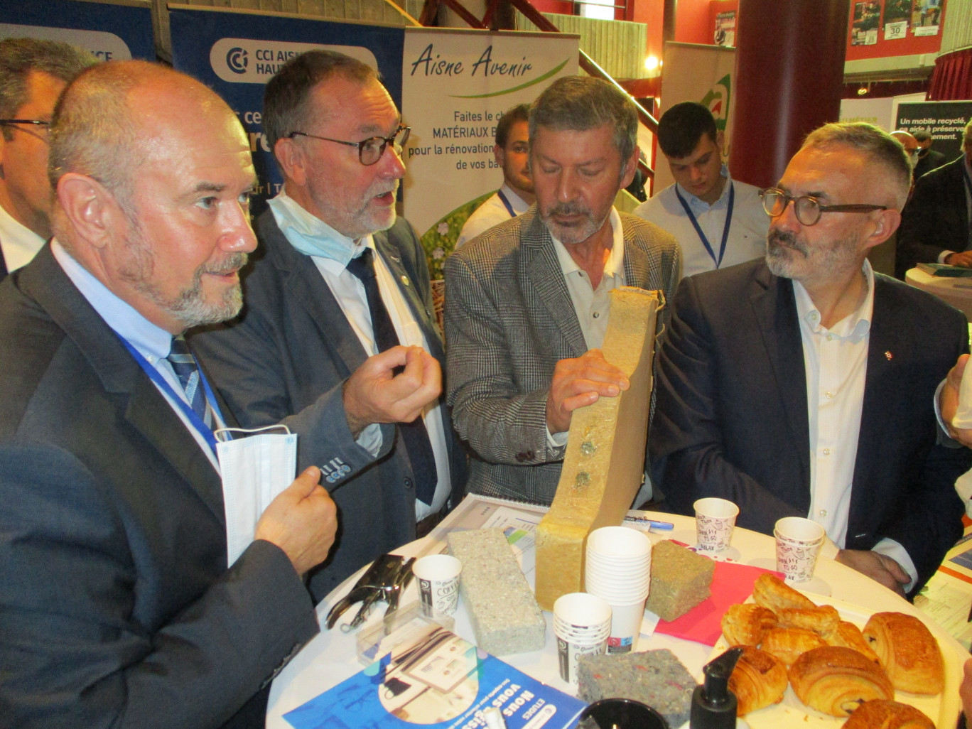 Au stand d’Aisne Avenir, les présidents de la Chambre de commerce et d’industrie de l’Aisne et de la Chambre d’agriculture ont échangé avec le ministre chargé des relations avec le Parlement français, Marc Fesneau, sur la mise en place d’une filière « matériaux biosourcés ».