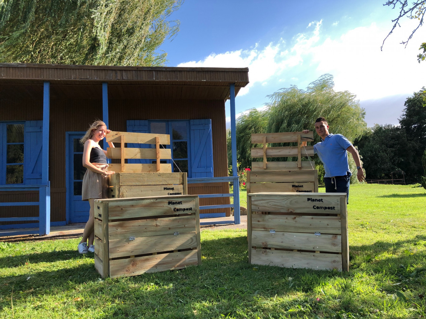 Fanny Zorino et Sébastien Gosse commercialisent des composteurs en bois qu'ils fabriquent eux-mêmes aux Hortillonages. (c)Planet Compost