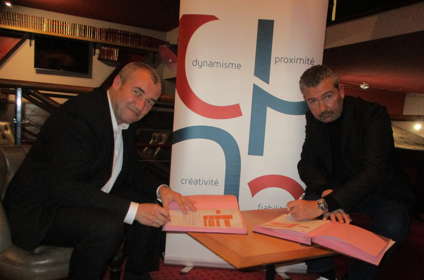 Emmanuel Cohardy (à g.) et Ivan Talpaert signent ici un partenariat qui repose sur un éveil du monde de l’entreprise à la problématique de l’emploi des travailleurs handicapés. 