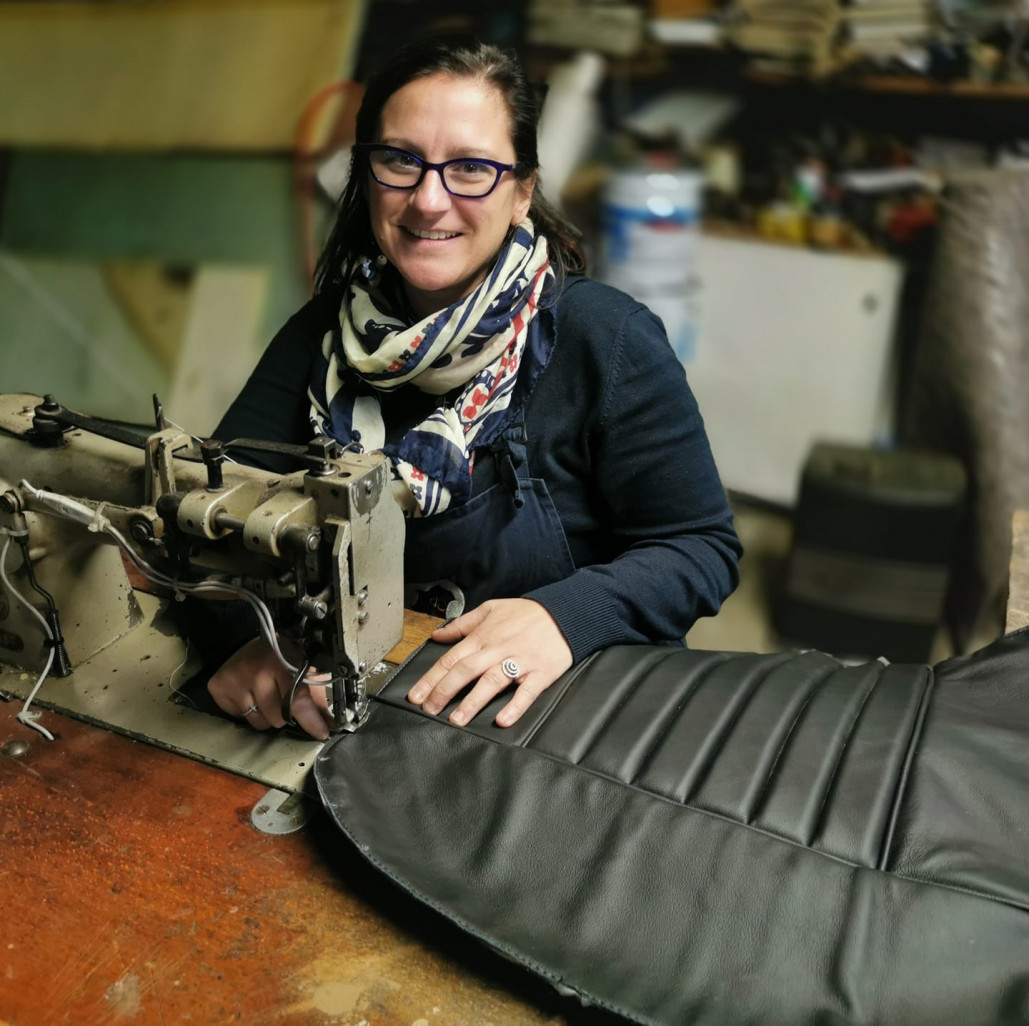 Aurélie Warnier a suivi huit mois de formation à l’école du cuir à Villeneuve-Saint-Germain en 2020. ©Atelier Warnier