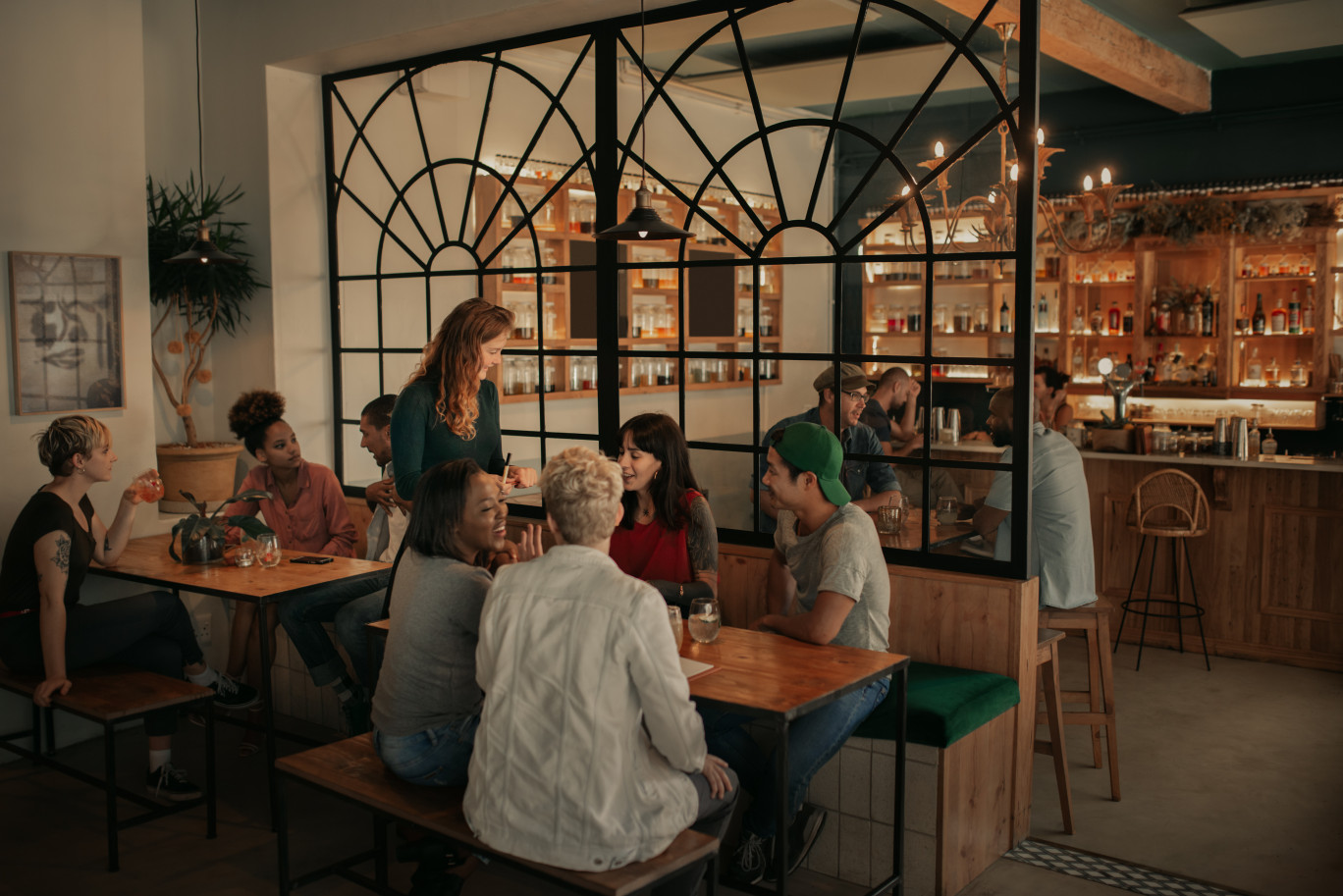 36% des ménages fréquentent les bars et restaurants entre une à trois fois par mois. (c)AdobeStock