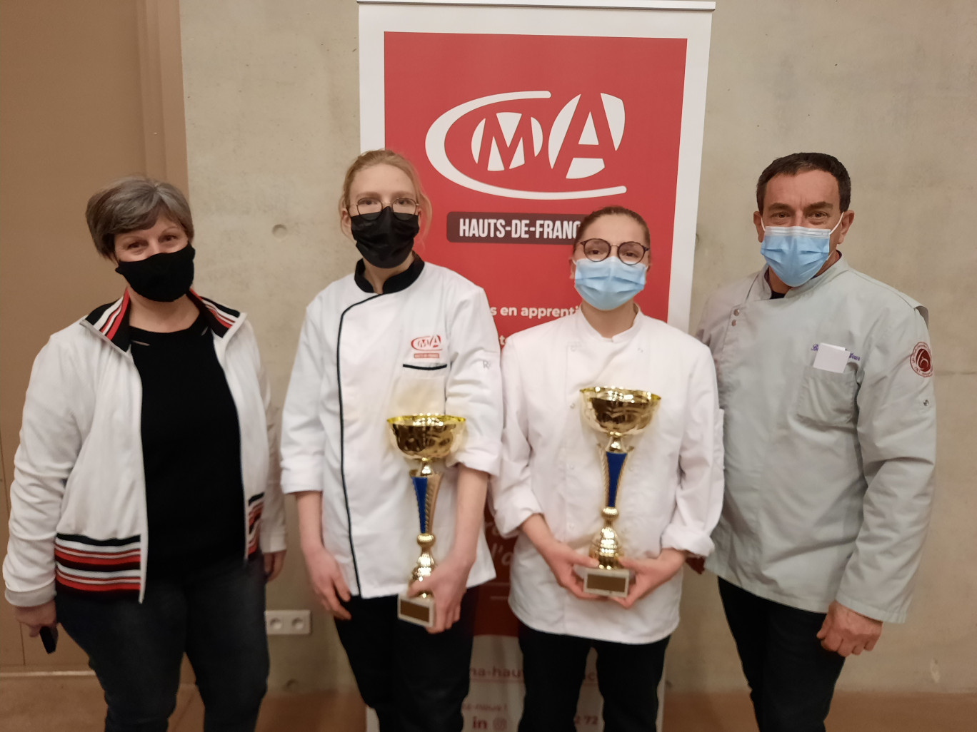 Romane Gaillet et Kolyne Belmer (de dr. à g.) le duo féminin gagnant au sein des apprentis charcutiers-traiteurs représentera les Hauts-de-France à Paris.