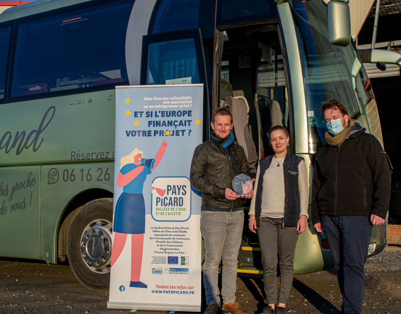 (de g. à d.) Anthony Doualle, Marylise Lemoine, Yannick Hedou-Beillard, animateur Leader - groupe d’Action locale Pays Picard, qui a accompagné le projet. ©Pays Picard - Vallées de l'Oise et de l'Ailette